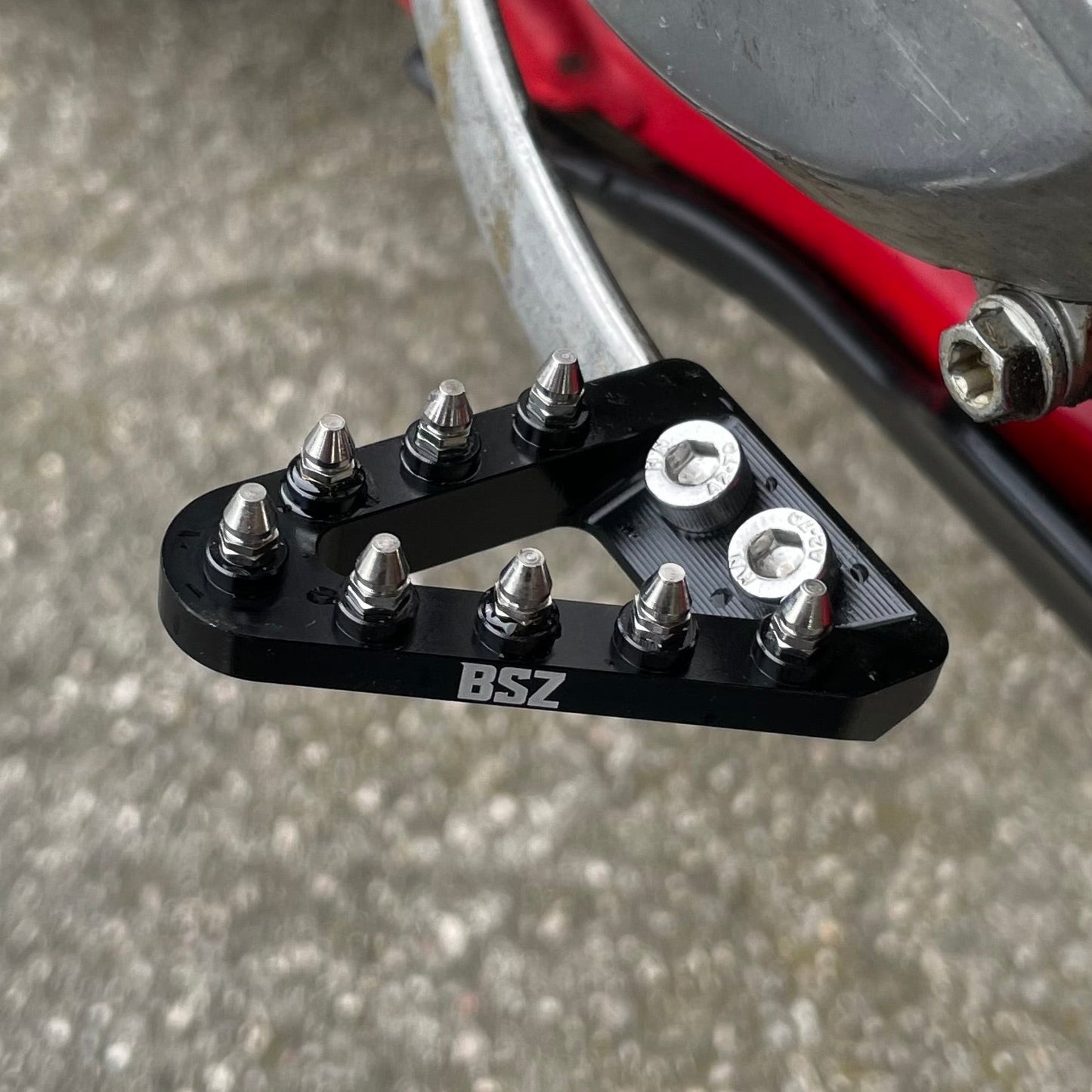 CNC-Auftrittsflächen für Fußbremse in drei Farben – BSZ Parts