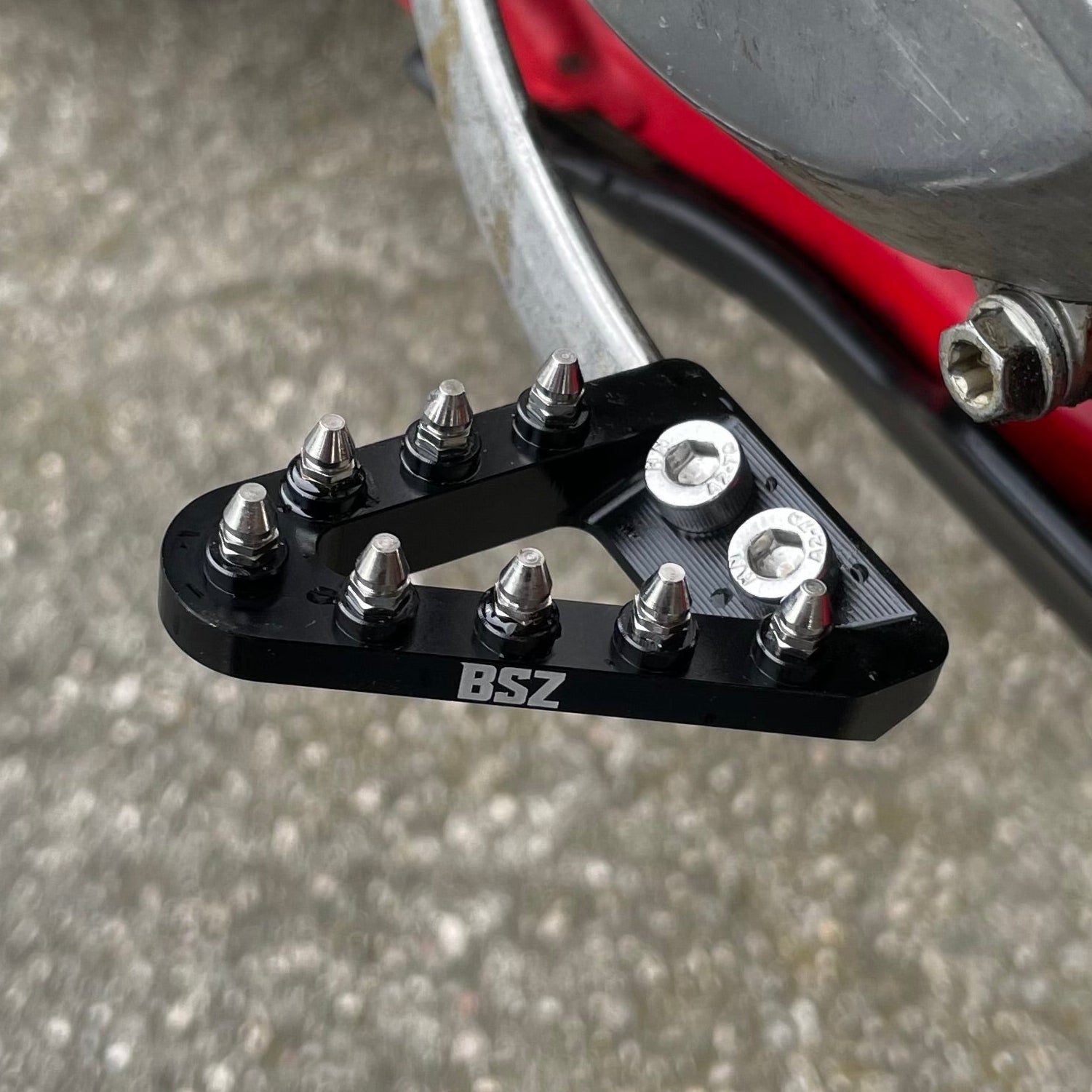 CNC-Auftrittsflächen für Fußbremse in drei Farben – BSZ Parts