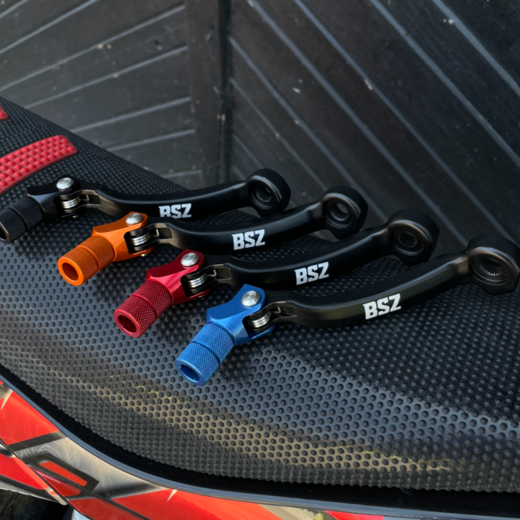 CNC-gefräster Schalthebel für KTM, Husqvarna, GasGas – kurze Bauform, optimal für Stuntfahrer, verschiedene Farben verfügbar.


