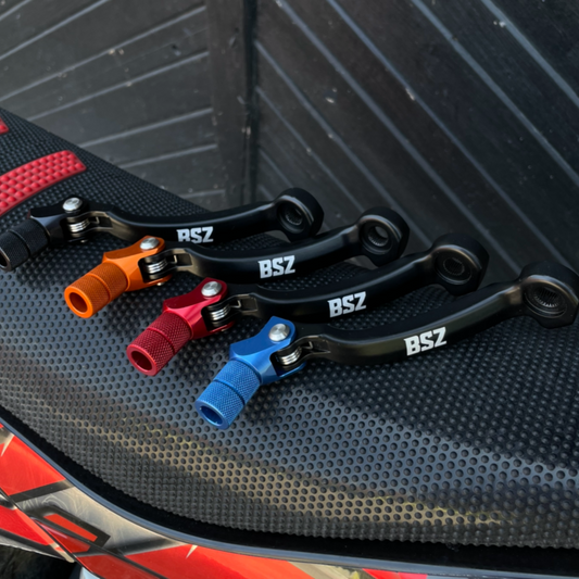 CNC-gefräster Schalthebel für KTM, Husqvarna, GasGas – kurze Bauform, optimal für Stuntfahrer, verschiedene Farben verfügbar.

