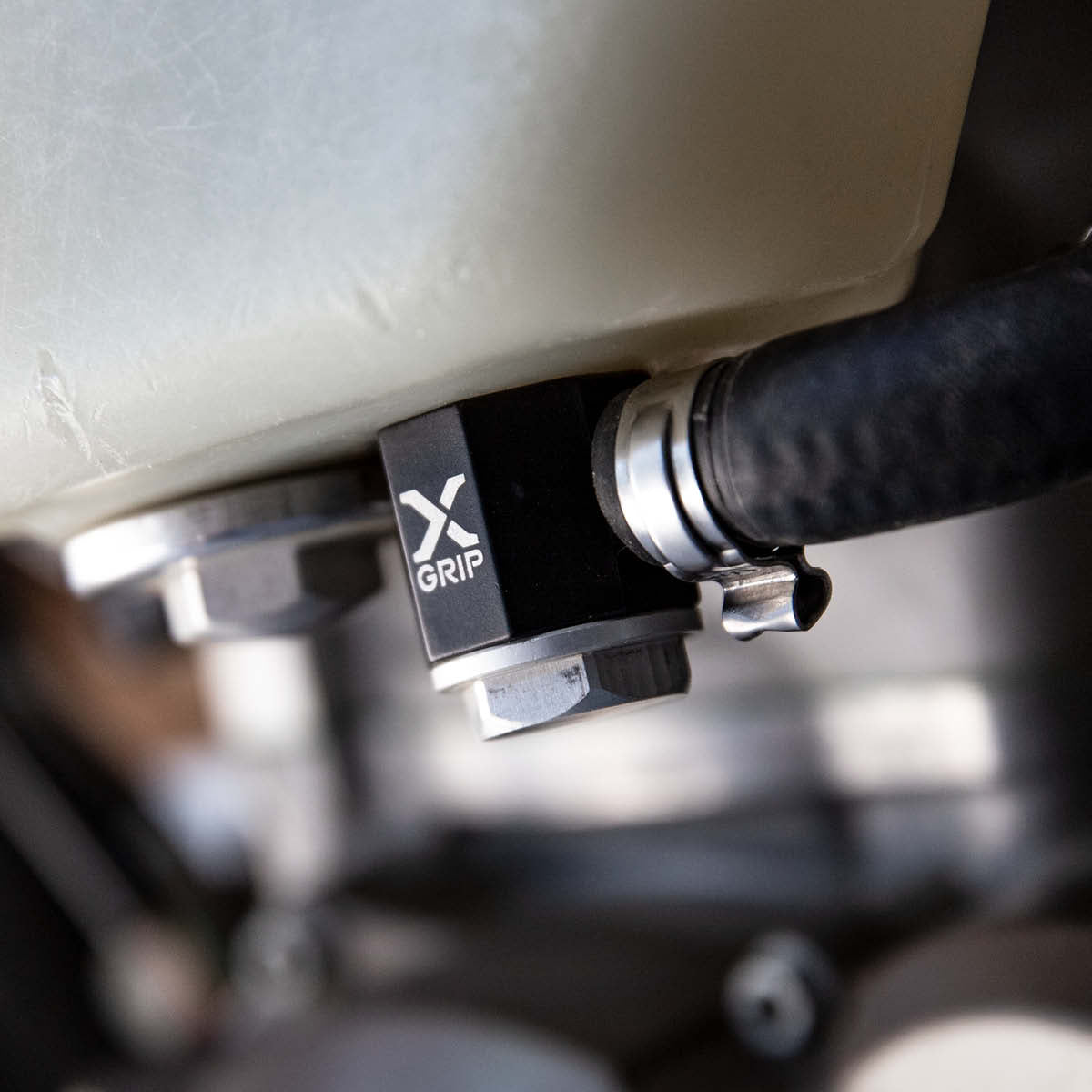 X-GRIP Benzinpumpenanschluss für KTM, HQV, GASGAS, TRIUMPH 2018-2026 – Ansicht 3